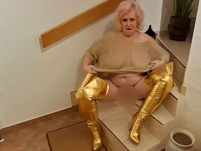 Blonde Verführung in goldenen fi**stiefeln!!!