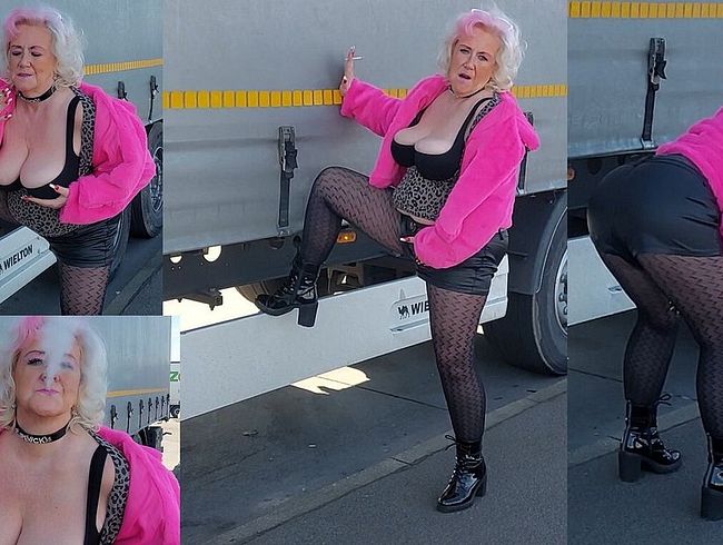pure vicky Porno Video: Als Rastplatz Schlampe stehe ich für die schwä**e der LKW-Fahrer bereit