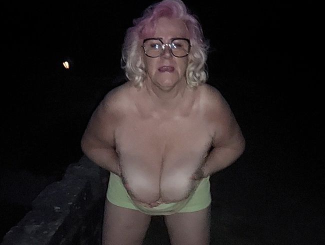 pure vicky Porno Video: Auf dem nach Hause Weg einfach im Park gepi**t