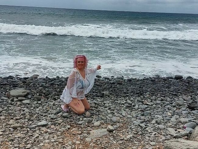 pure vicky Porno Video: Geile Grüße direkt vom Meer