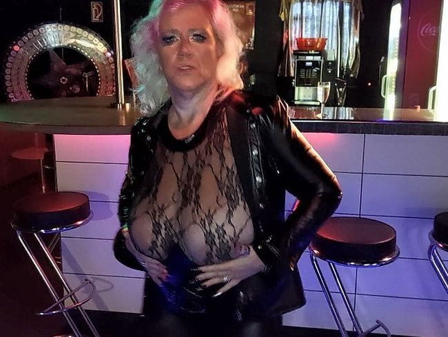 pure vicky Porno Video: Heiße Tanzeinlage an der Bar