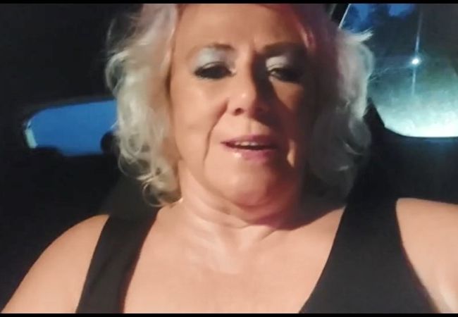 pure vicky Porno Video: Ich ziehe schonmal während der Fahrt blank