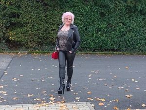 pure vicky Porno Video: Im Herbst da rascheln die Blätter!!!