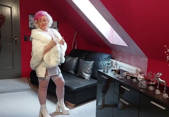 pure vicky Porno Video: Kann ich so ausgehen? Mache ich dich an der Bar so auch geil?