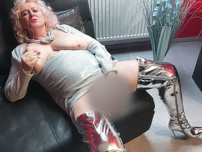pure vicky Porno Video: Komplett in Silber mit neuen geilen fi** Stiefeln