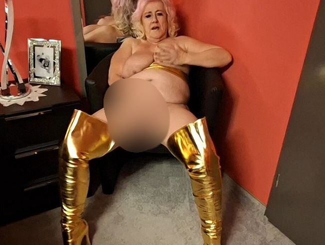 pure vicky Porno Video: Völlig vergoldet zeige ich dir ars** und fo**e in Nahaufnahme!!!