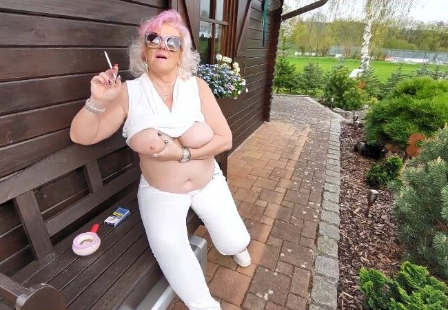 pure vicky Porno Video: Zigarette und öffentliche Ttten Massage nach dem Frühlingsfest